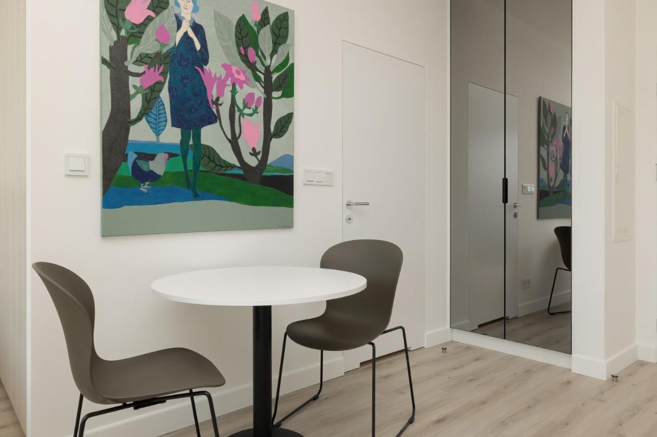 Shellter 33 Forrest Art & Design Apartment